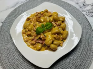 Pesztós tejszínes baconös gnocchi recept