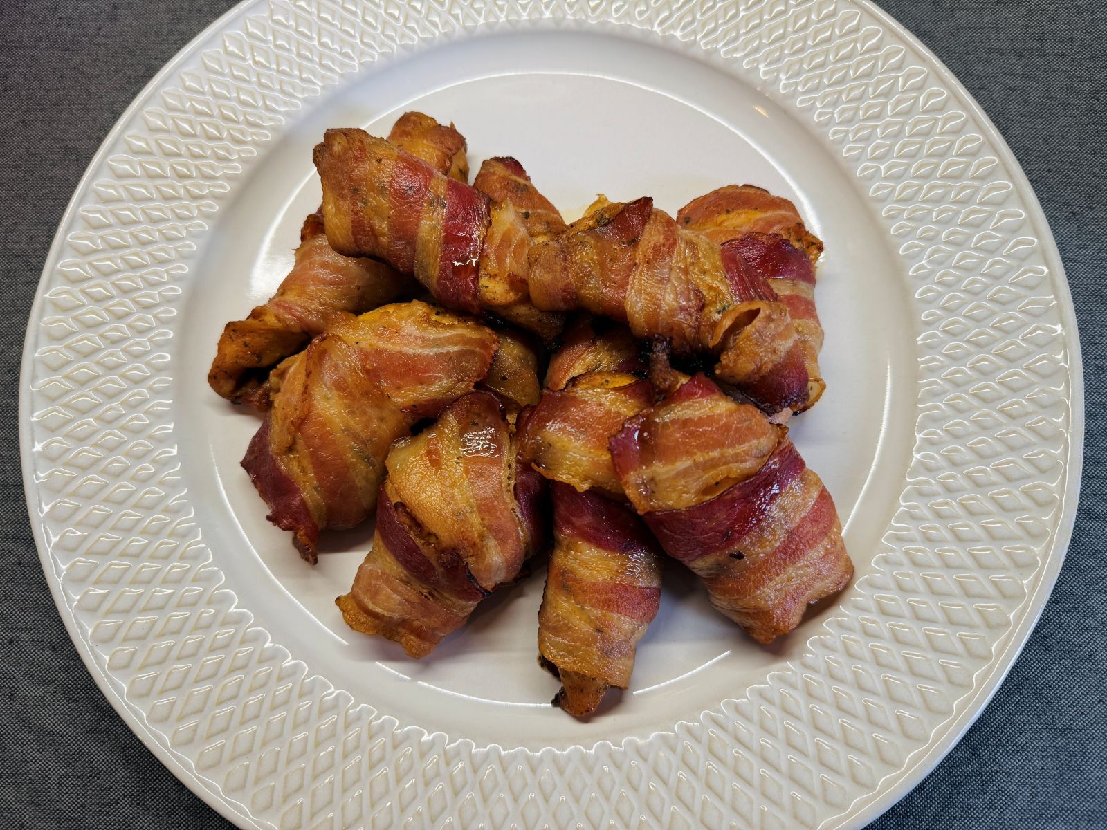 Baconbe tekert csirkemell tepsiben