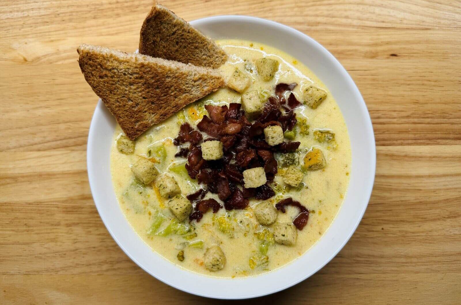 Brokkolis cheddar sajtleves